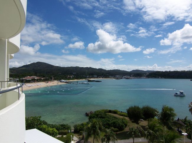 左手<br /><br />他の部屋が見えてしまいますが、海の眺めは良かったです！