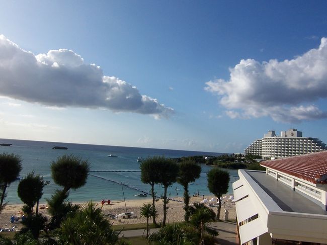 いざビーチへ！<br /><br />ビーチは徒歩でも行けますが１０分ぐらい歩くのでシャトルバスで行きました。<br />バスなら１、２分で着きます。<br /><br />水着やラフな格好でビーチに向かう人が多いです。