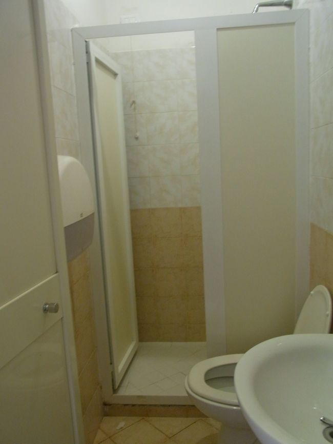 6時30分起床。シャワーの湯量も熱さも問題無し。<br />朝食は昨日と全く同じなので手が伸びず。<br />宿をチェックアウトし荷物を預ける。<br />カードキーのデポジット５ユーロを返却してもらう。<br /><br />さあ、今日はベネチアに移動だ。<br />昨日スペイン広場の階段を上り忘れたから午前中に行ってみよう。<br />