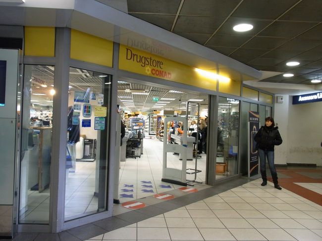 駅地下のスーパーはここ。<br />ベネチアでスーパーが見つからなかったら大変だと思って、水の調達をする。0.51ユーロ。