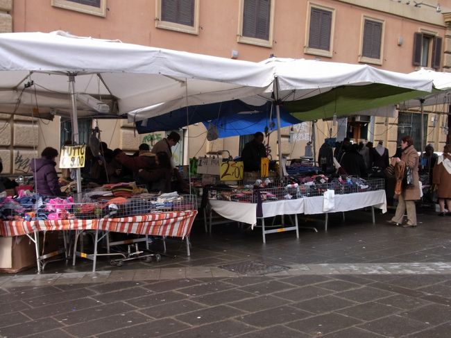 メトロで昨日行けなかったポポロ広場に。<br />駅前には市場がたっていた。