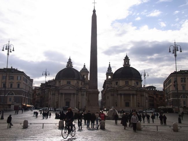 ポポロ広場にある双子の教会。