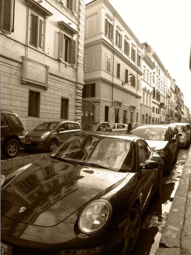 ローマ名物かとも思えるほどの縦列駐車。