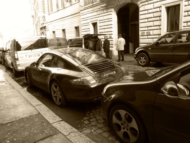 ポルシェの前後もキチキチに止まってるし。