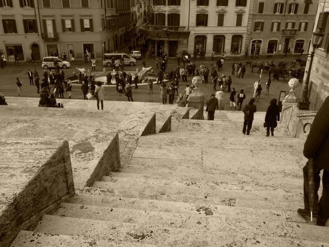 スペイン広場の階段に登ってみた。<br />んーどうってことないな。<br />ミサンガ売りもいないし感動も無し。