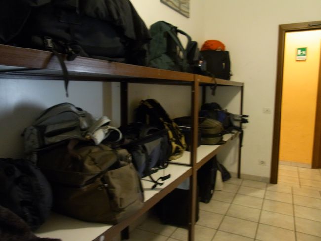 荷物を預けてた宿の荷物置き場。<br />みんな不用心に棚にのせてるだけだったけど、念の為チェーンで括り付けておいたけど問題無さそう。