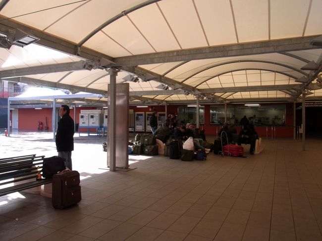 テルミニ駅からフィウミチーノ空港までレオナルド・エクスプレスで行こうかとも思ったけど、時間だけはタップリあるから、ローマパスを使いメトロでティブルティーナ（Tiburtina）駅まで行き、鉄道で向かう事にした。