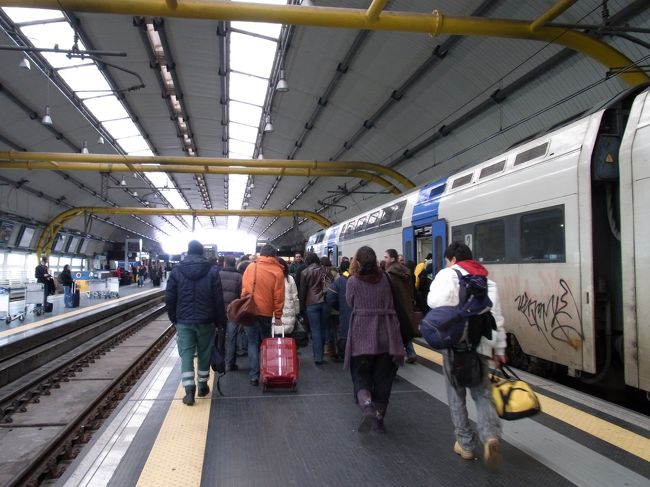 フィウミチーノ空港駅に到着。