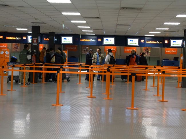 本日はイージージェット（easyjet）に乗ってみよう。<br />荷物も１つ預けて48.99ユーロ支払い済。