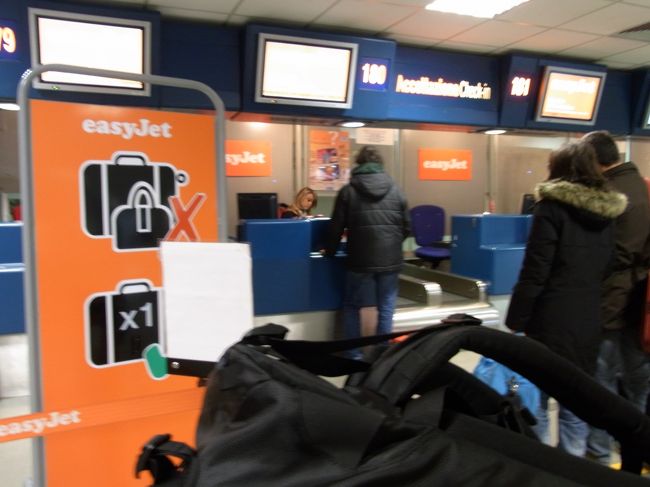 イージーのカウンターのお姉さん、荷物にシビアな方で機内持込のサイズと重さがちょっとでもオーバーしたら指摘してた。<br />私は大丈夫、預け荷物１つ分のお金払ってるもんねえ。