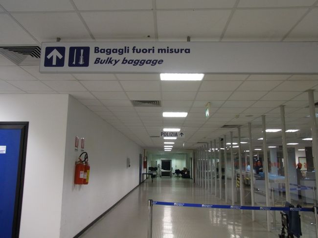 あれれ？荷物預かってくれんし。何かわけわからんイタリア語で説明受けるんやけど一言も意味わからーん。<br />ここで小パニックに陥るが、荷物持ってふと先を見るとこんな表示を発見。<br />そっか、自分で別の場所に預けに行かなあかんみたいや。
