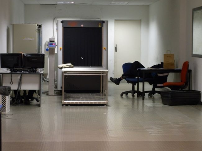 ここでええんよなあ。でもおっちゃん寝てるしなあ（笑）<br /><br />足音にも気を使ってそーっと行ってみたらやっぱり寝てた。<br />しかも本気寝やった。やるやんけおっちゃん。<br /><br />大声で「Buongiorno (ブォンジョルノ)」っていったら飛び起きた（爆笑）<br /><br />荷物も問題無く預かってもらったから、次はラウンジ巡りや。