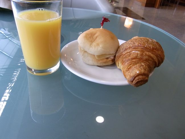 ここで遅めのランチをするつもりだったから<br />「アイム　ベリー　ハングリー」状態。<br />がっつくという表現がぴったりの食いっぷり。