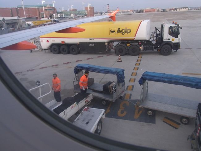 飛行機から荷物を降ろす様子が見えたけど、投げるように（というか、あんた投げてるでしょ）するのは止めてもらいたいなあ。<br /><br />格安ゆえなのか、どこでもこんな扱いなのか。