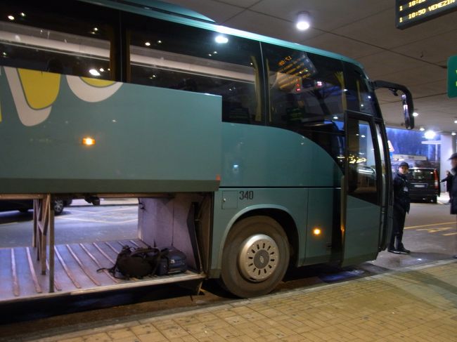 島のローマ広場に渡る5番バスがあって、1ユーロで行けるとネットの情報に乗ってたけど、教えてもらったチケット売り場に行くと3ユーロ。<br />値上がりしたんだと解釈して購入、指定されたバスに乗り込んだら後ろに5番のバスがやって来た。<br />ええええええっ？<br /><br />結局5番バスが1.5ユーロで運行されているのを後から知る事になる。