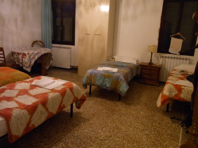 2泊するBest B&amp;B in Veniceって宿。<br />玄関に着いたけど呼び鈴鳴らしても誰も出てくれん。<br />ええええっ！今宵の宿は野宿ですか。<br /><br />かなり焦って向かいの土産物屋に飛び込む。<br />おっちゃんが近所の飲食店を指差し「ｓａｍｅ」って英語で言ってくれたから、同じ経営者なんだと思って行ってみたがあっさり「ノー」だと。<br /><br />15分くらい玄関前で立ってたら、なんと幸運な私。<br />ちょうど宿泊していたイタリア人夫婦が帰って来た。<br />一緒に上にあげてもらい、しかもオーナーの携帯に連絡を取ってくれた。<br /><br />オーナーは私が予約時にチェックインを夜9時にしてたから、外に出掛けていたらしく、大急ぎで帰って来てくれた。38ユーロ＋手配料2ユーロの残高、32.4ユーロを支払わなきゃいけないんだが、お互い細かいのがなくて31.5ユーロで手を打ってくれた。<br /><br />電話してくれた夫妻にラウンジでもらったファンタと水とお菓子もろもろをお礼に渡す。<br /><br />部屋は5人部屋で今夜は2人みたい。