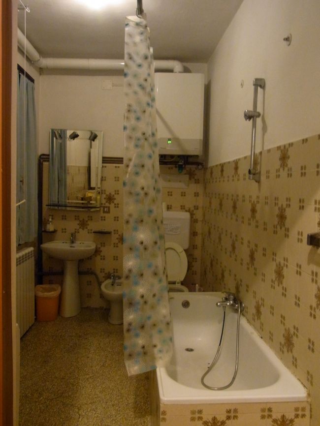 キッチンとバスルームの説明を受け、玄関とフロアと部屋のカギ3本セットを受け取る。<br />これでチェックアウトまで自由に行動出来るわけだ。