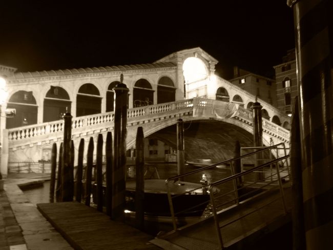 宿から少し歩けばリアルト橋。