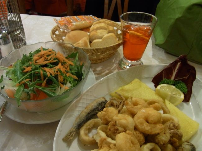 ＩＮＤＩＡって店で魚介のフリットに野菜サラダとカンパリソーダを22.4ユーロで注文。<br /><br />アツアツのフリットは美味しいんだけど、なんせ味が単調なもんだからすぐに飽きてきた。<br />こんな時、1人の食事の辛さを感じる。<br /><br />結局半分残して店を後にした。<br /><br />宿に帰ると、もう一人の宿泊者はロンドン在住の中国人だった。<br />福祉関係の仕事をしているそうで、この人も日本食大好きらしい。<br />少々自分勝手な面があったが、こちらが全面的に我慢して過ごすことになった。<br /><br />23時就寝。<br /><br />