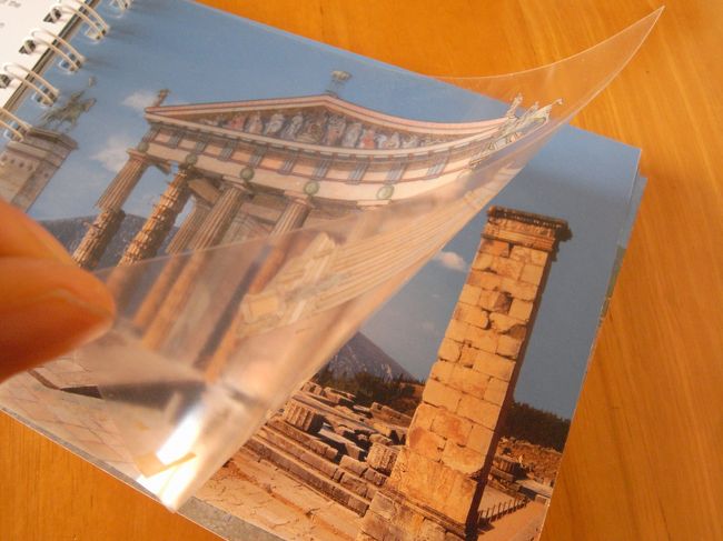 自分用のおみやげに買ったDelfiのガイドブック。15ユーロなり。今の遺跡の写真の上に、過去の姿を重ねて復元させるという「Archeological guidebook with reconstructions」のシリーズの１冊。このシリーズに初めて出合ったのはイタリア・ポンペイ、えらく感心してしまいました。今回もギリシャ全土の大きな本と２冊かってしまいました。