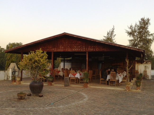 朝食場所はシングル部屋の建物の屋上です。