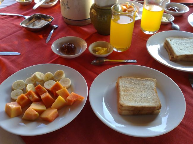 朝食はアメリカンタイプ。<br />コーヒーなのか、烏龍茶なのか、<br />謎の温かい飲み物を頂きました。<br />コーヒーとのことでしたが。。。
