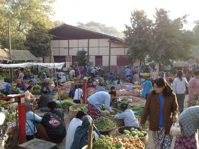 朝からニャウンウーのマーケットへ。<br />夜に歩いたときは何も無かったのに、<br />朝は大勢の人で賑わっていました。