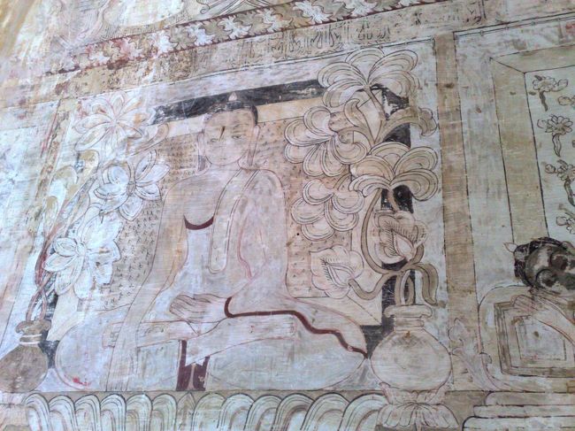 内部には古いフレスコ画が。