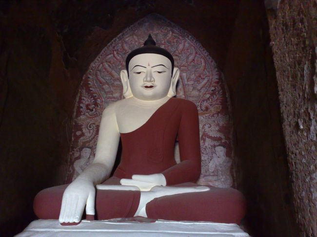 比較的新しい仏像。