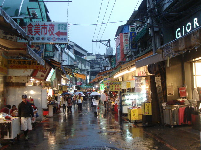 この日の夜は士林夜市に行くと決めてました。<br />本当は明日の市内観光の最後にここで下車できるのですが、夕食は九分で済ませてしまうので市場では食べられないかな、と思い、今日行くことに。<br />ＭＲＴ（地下鉄）に乗って２０分くらい。<br />ここは大東路、アメ横みたいです。<br />