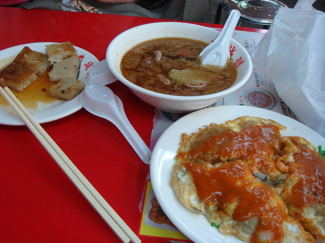 美味しそうでしょう！？<br />右から、カキと海老入りオムレツ・レバーのスープ・大根餅。近くの店で、台湾ビールとチーズ入りチキン唐揚げも買ってきて、\600くらい。これを3人で食べて十分でした。<br />
