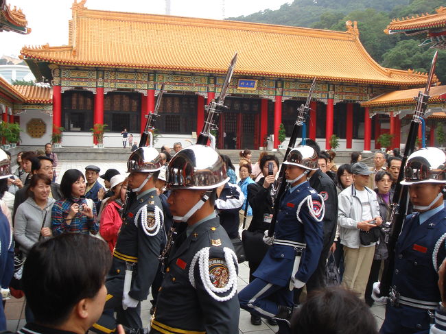 忠烈嗣です。<br />ここの衛兵には本当に選りすぐられた人しかなれないそうです。身長は185cm以上なんだって。<br />誰も合図してなくても動きがそろってて素晴らしい！