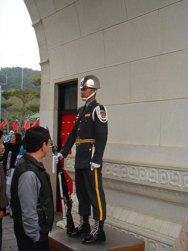 門番さん、本当にずーっと動かないんですね・・・<br /><br />いたずらで誰かが触ったりすると、銃剣を下に「ガンッ！」と打ち付けてました。<br /><br />この後は、写真はないけど故宮博物院へ。<br />ガイドの黄さん、すごーく詳しく一生懸命解説していくれるんだけど、やっぱり片言なので聴き取りづらかった・・・<br />ここでは、角煮と白菜の置物が有名らしいですが、その2つに特に人が群がっているのは、客観的に観ると変な感じですね。