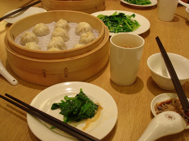 昼食は、鼎泰豊（てぃんたいふぉん）っていう小籠包の有名なお店へ。<br />食べる前に、小籠包の正しい食べ方をレクチャーされました。他にも、シュウマイなどの点心や、台湾料理のおかずやスープが何皿も次から次へと出てきて、お腹いっぱい。<br />でもさすが美味しかったなぁ。