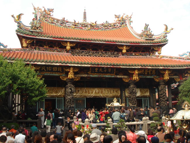 次は、龍山寺へ。<br />地元の方がたくさんお参りに来ていて、ごった返していました。屋根や柱の龍の飾りが、すごく精巧です。<br />