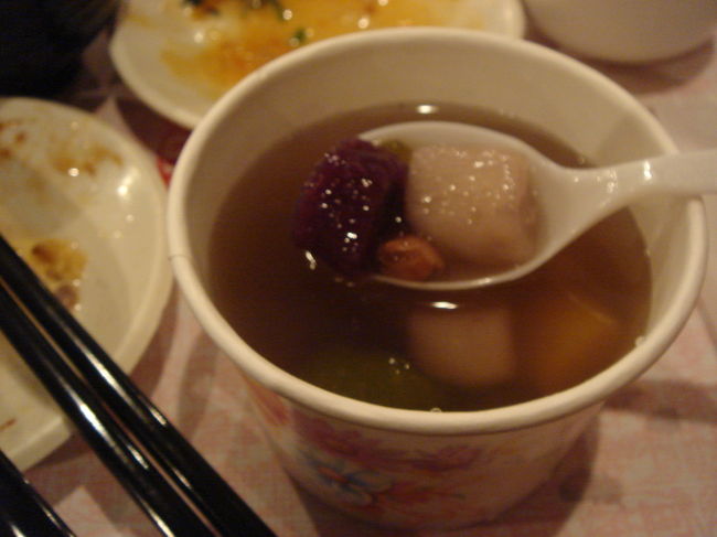 夕食は、阿妹茶館にて。<br />ここは、この町を代表する老舗茶芸館の一つだそうです。<br />台湾料理と、これはデザートの芋団子汁。<br />ちょっと薄いおしるこみたいで、美味しい。