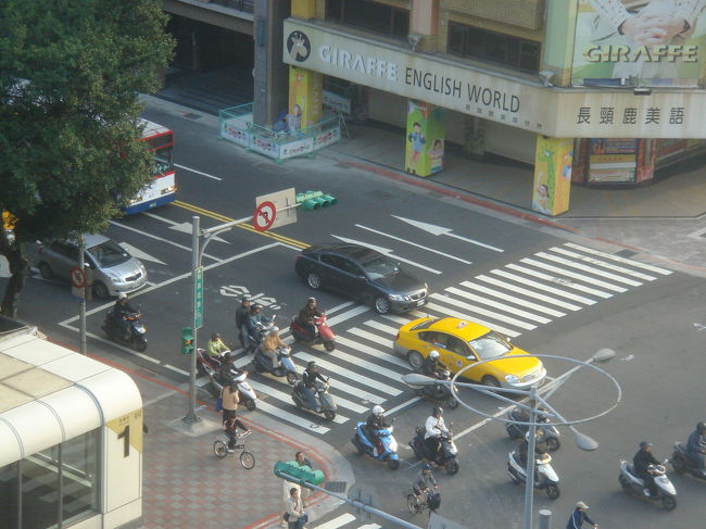 台北市内は、原付がすごいんですよ！<br />2人に1台は所有しているらしい。<br />交差点の一番前が、原付が待機する場所になっていて、通勤時間なんか信号1回の間に50台くらいがドーッと通っていきます。