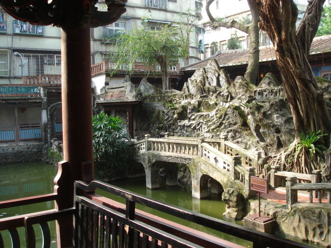 ここが、林本源園邸。<br />MRTで１５分くらいの「府中」という駅で降り、10分弱歩いたところにあります。<br />1時間くらいで一通り回れました。<br /><br />お寺や庭園好きの母親は、ここが一番良かったそうです。