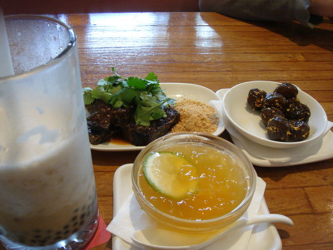 占いの店が13：00からだったので、中山駅近くでお茶することに。どうしてもタピオカミルクティーが飲みたかったので、発祥の地だという、「春水堂」という店に行きました。<br />中サイズを頼んだら、どう見ても大ジョッキに入ってきた！シダックスの、「アリババ・・・」みたい。<br />でも甘すぎず飲みやすかったので、いけちゃ<br />いました。<br />その他は、愛玉ゼリーと、ピーナツ餅などです。ん