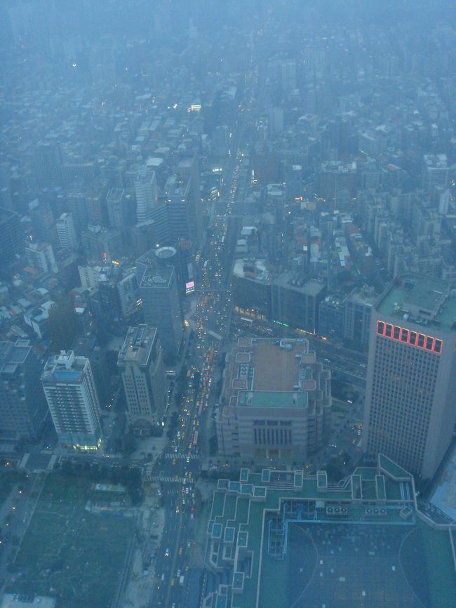 そして台北１０１へ。<br />展望台が40分待ちで、母と妹は並びたくないというので、仕方なく一人で並んできました・・・<br /><br />でもちょっと曇ってたのであんまり遠くまでは見えなかったけど、夜景きれいでしたよ。<br /><br />展望台は91階ですが、エレベーターで40秒くらいで一瞬で昇っちゃいます。