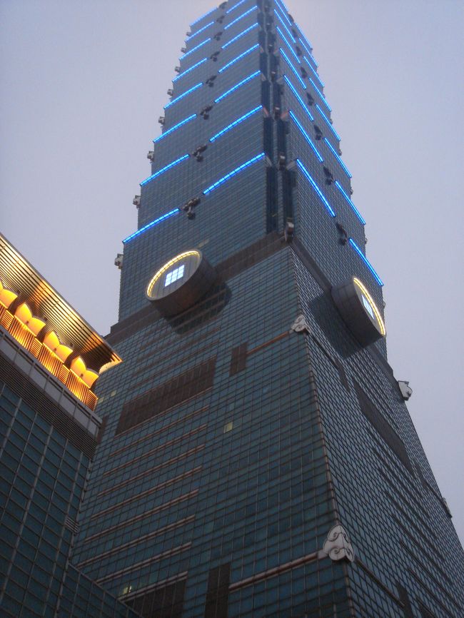 台北１０１下から見た図です。<br />5階までは、ショップになっていて、ほぼ全部のブランドがありましたよ。