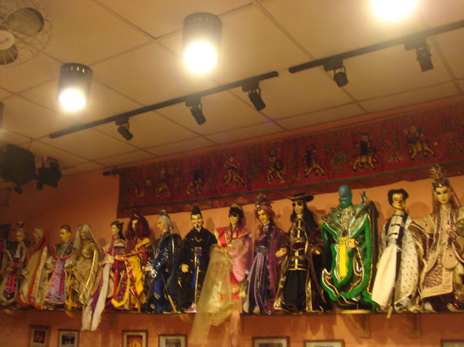 ここは、布袋戯（台湾伝統人形劇）を見ながら食事ができる店です。わざわざ日本から予約して行ったんですよ。<br />ガイドブックで見たよりお店が狭くて綺麗ではなかったので、ちょっと予想外でしたが、劇も楽しめたし、料理も美味しかったので満足です。<br />