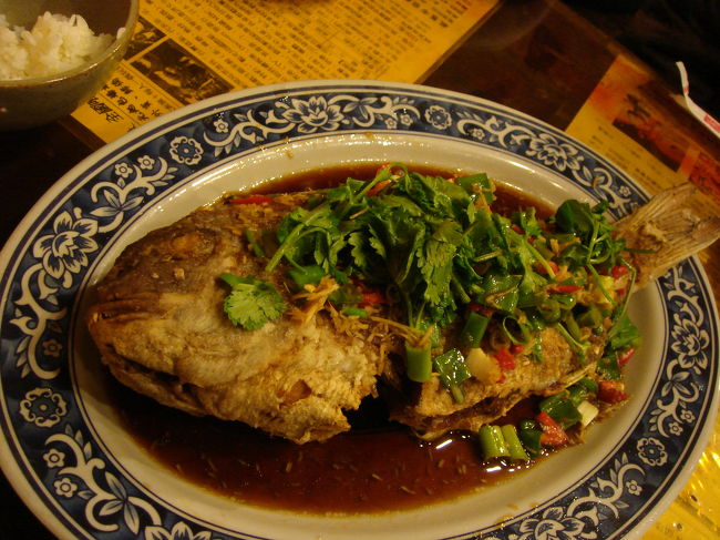 白身魚の唐揚げ、香草ピリ辛ソースがけ。<br />肉厚で、淡白な魚の味に甘辛のソースがよく合っていてとても美味しいです（堀くん風）<br />他は鶏肉の甘辛ソースと、ハマグリのスープを頼みました。台湾ビールが美味しかったです！<br />