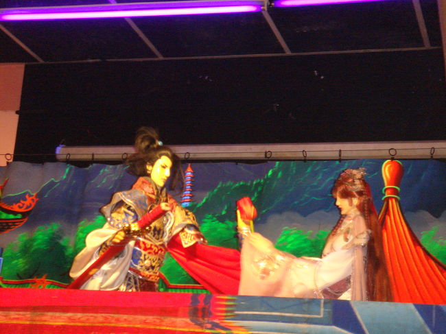 チャージが400元、料理は一品250〜400くらいで割と高めでしたが、観劇して飲んで食べて一人\2700程度ならまぁまぁでしょうか。<br />人形を実際持たせてくれて、舞台で動かしたりできたのは良かったです。