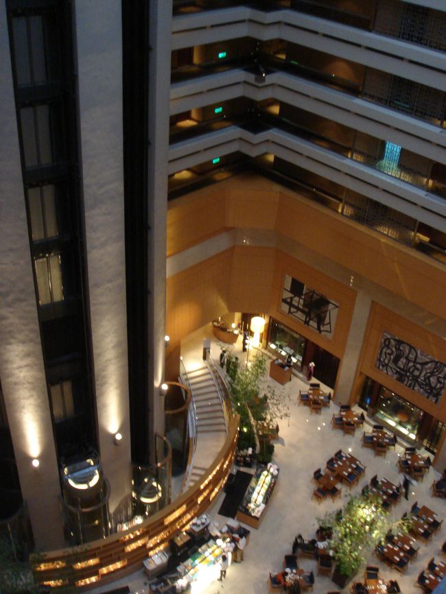 昨夜は、最後にホテル近くのマッサージ店に行きました。<br />足つぼ30分と全身60分（足湯付）で1300元です。<br />日本の半額以下ですよ。<br />全て女性のマッサージ師で、一人ずつ個室だったので落ち着いてできました。<br />力は私好みの強めでした。<br />足つぼは、大腸の場所がものすごく痛い！！<br />旅行来るといつもお通じが悪くなるから・・・<br />マッサージ人生2回目の母親も、満足したみたいです。<br /><br />写真は泊まった、シェラトンタイペイです。<br />部屋はスタンダードだったので3人だとやや狭く感じましたが、設備はさすが良かったです。<br /><br />