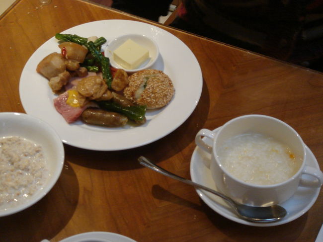 ホテルの朝食。<br />中華・洋食と種類はすごーく豊富で、3日間かけてもす<br />べての種類は食べ切れませんでした・・・<br />