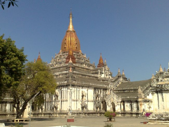 アーナンダ寺院<br /><br />バガン遺跡を代表する最大規模の寺院。