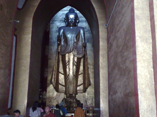 本堂内部には4体の仏像があります。