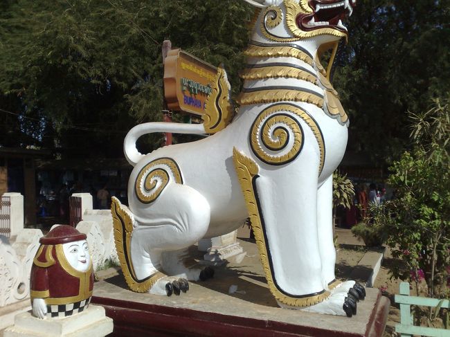 チンテー（ライオン）の横にダルマ？