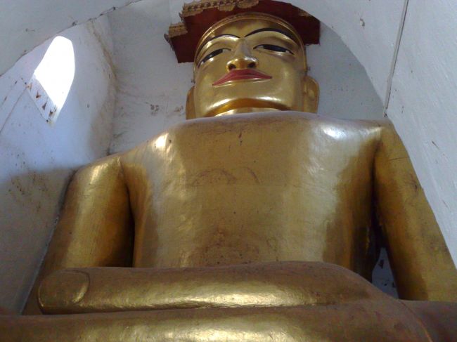 マヌーハ寺院の仏像。<br />いろいろあって、<br />嫌がらせの意味をこめて、<br />建物いっぱいの窮屈な仏像を送ったようです。